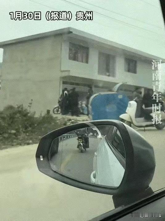 贵州，一男子得知前女友大婚，婚礼当天，男子特意开车从前女友家门前经过，想偷偷看她
