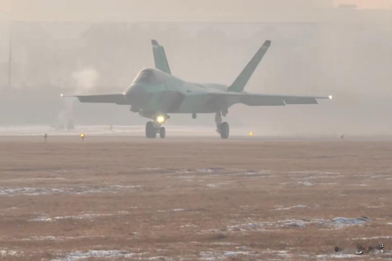 【歼35新年第一飞——薄荷绿不要太帅！】新年伊始，中航工业继续开展新机实验试飞，