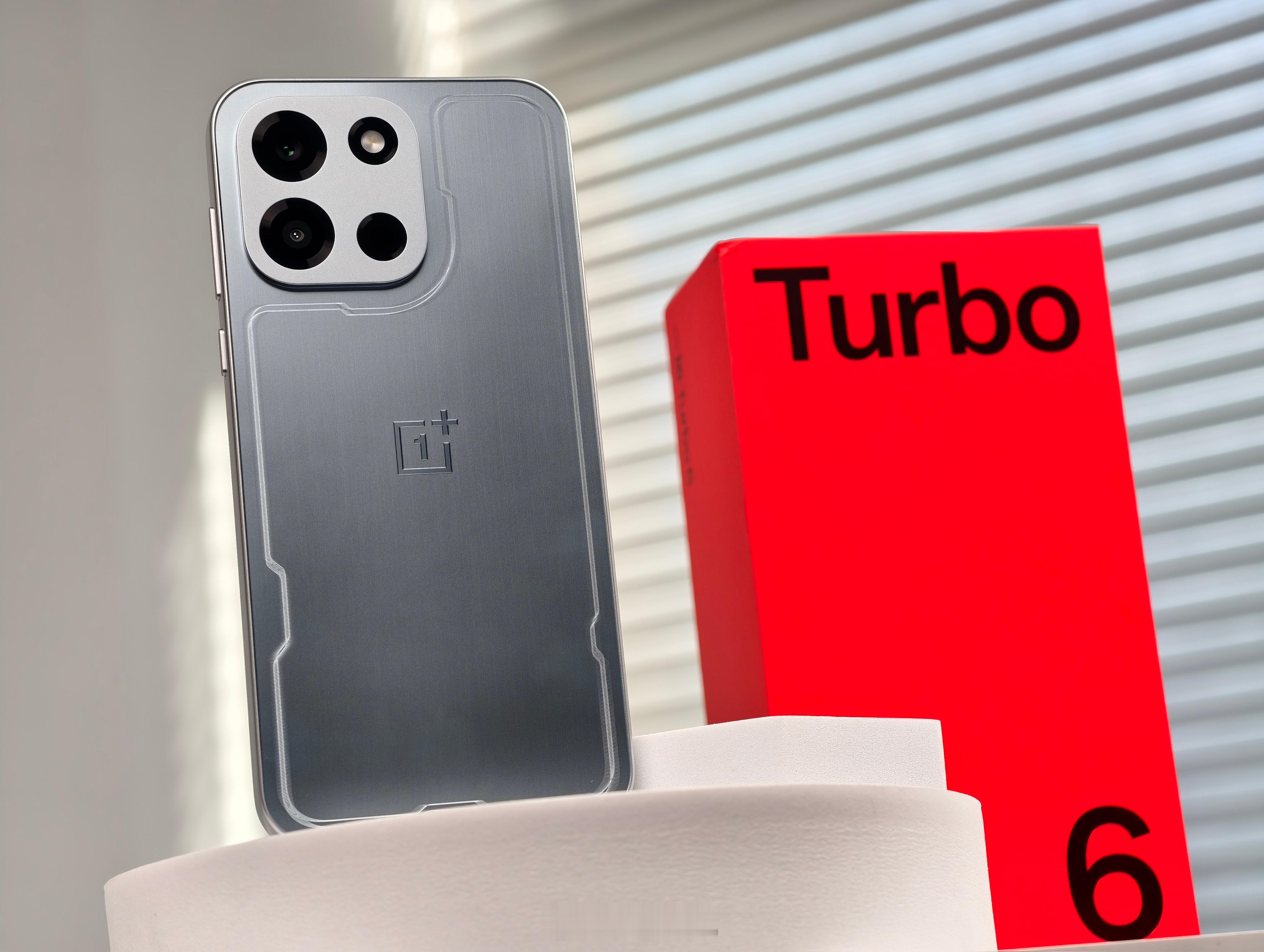 昨天看过直播的小伙伴，应该都知道一加 Turbo 6的外观了，它属于比较经典的果