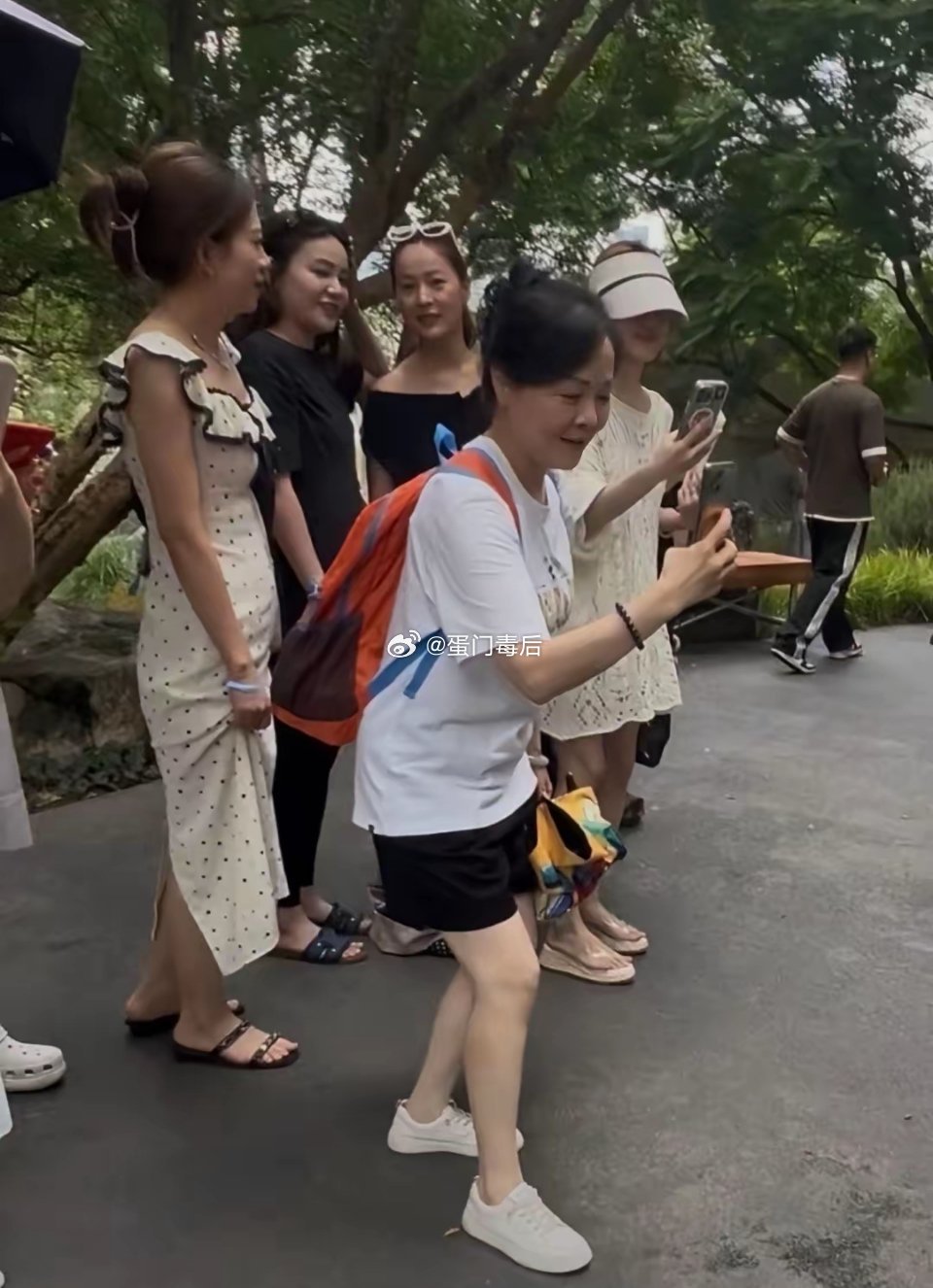 赵露思：不知道啊，他们都在拍照，我就凑个热闹 