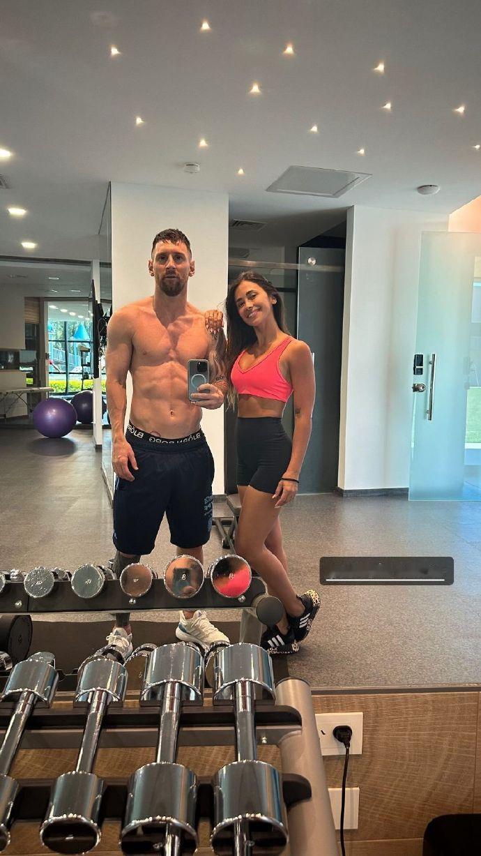 【你猜梅西想表达什么】

1、自律，保持身材；
2、美女相伴，晒狗粮；
3、满足