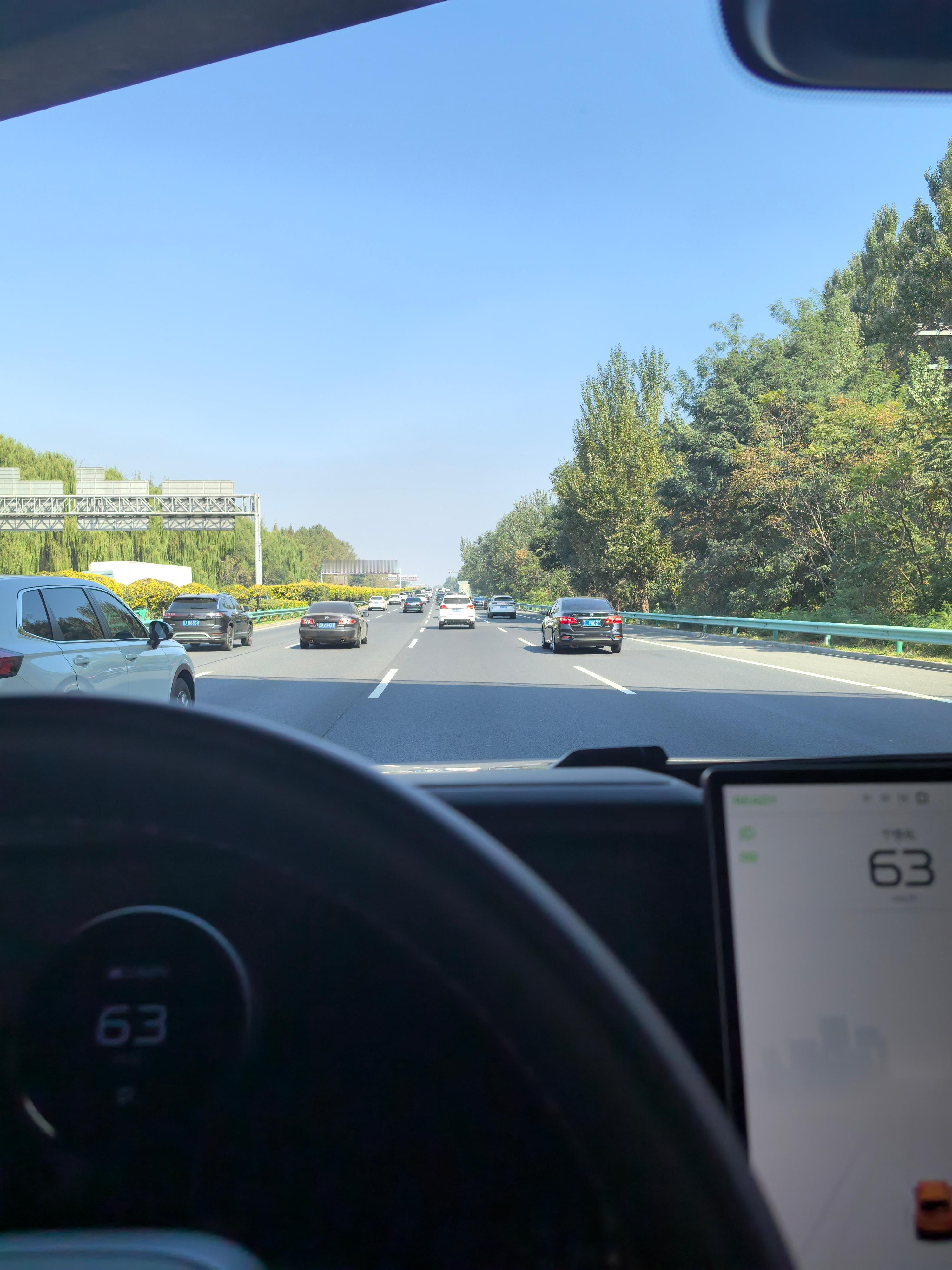 这是高速公路…车流速度60km/h…都咋想的？？？ ​​​