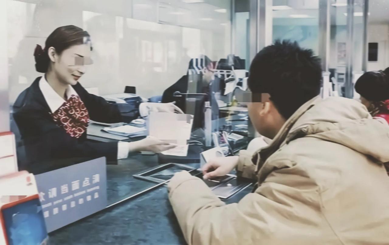 山西吕梁，一男子来到银行取款13700元后，还没过多久，为他办理取款业务的柜员就