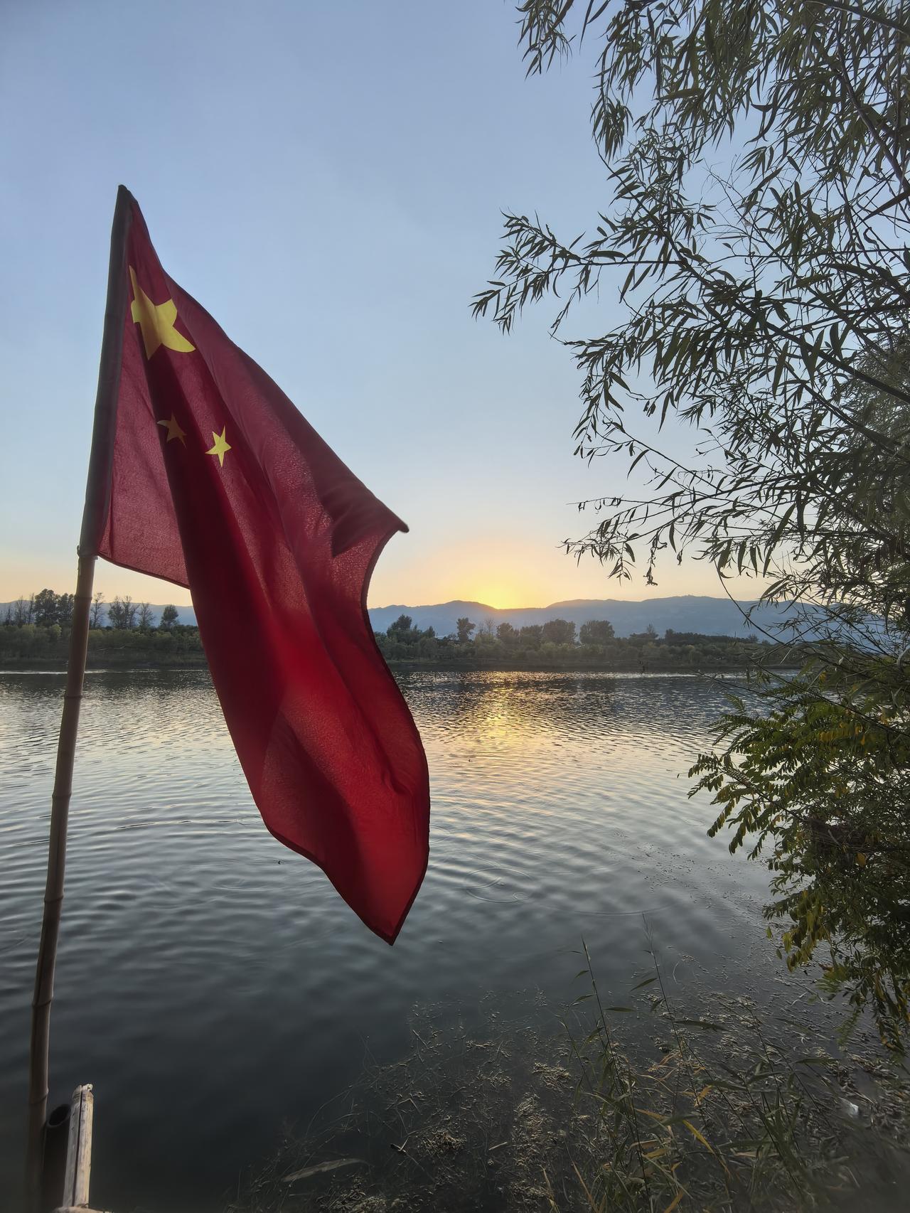 罗汉营冬泳基地岸畔那面常年猎猎舒展的五星红旗，每回途经望见，都让人胸口泛起滚烫的