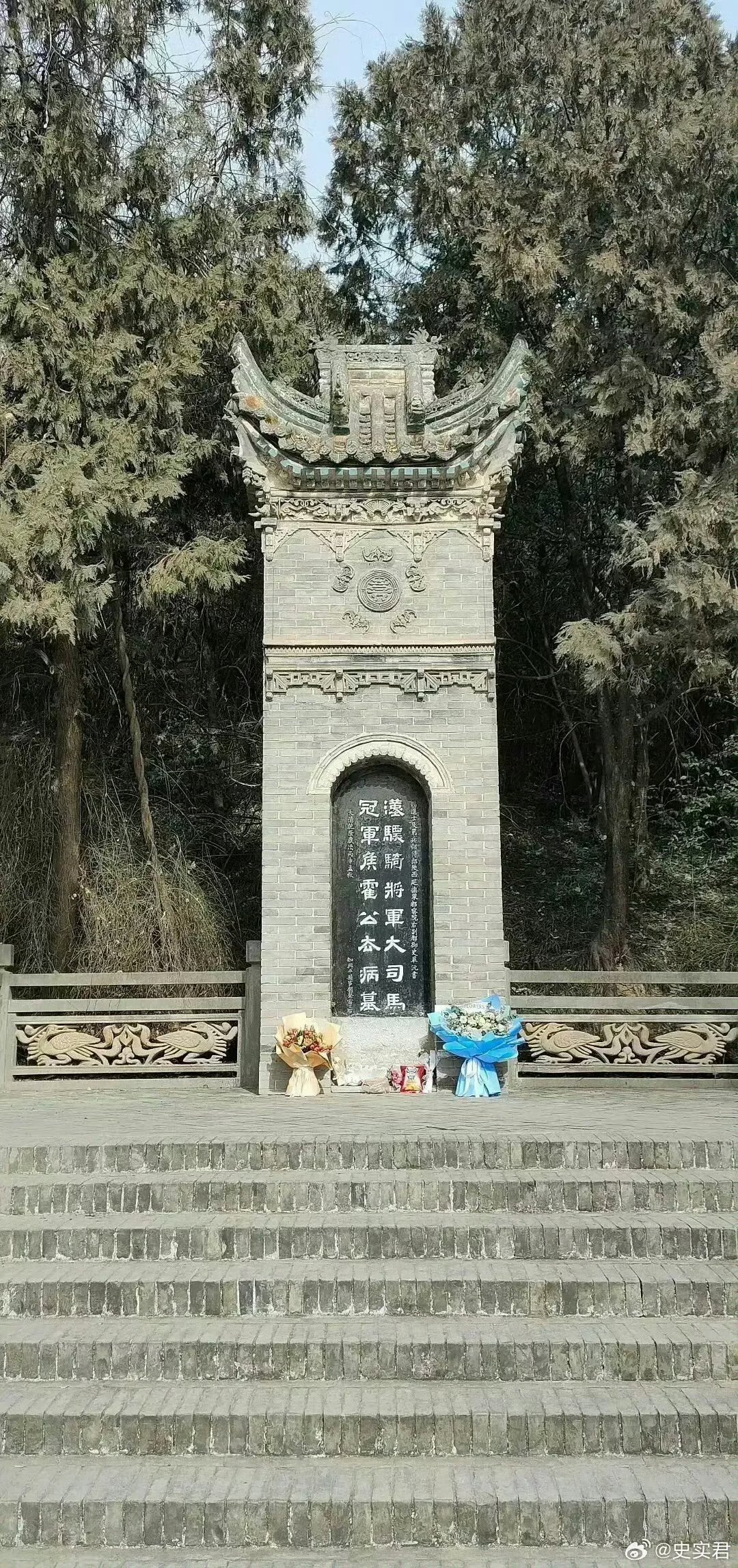 故去了2000多年，他的墓前还有人献花！我想这大概就是流芳百世吧！ 