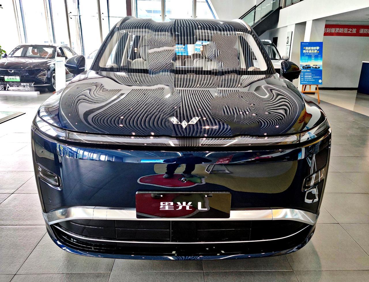 长续航大六座SUV《星光L》   
   星光L是上汽通用五菱旗下，一款十万级中