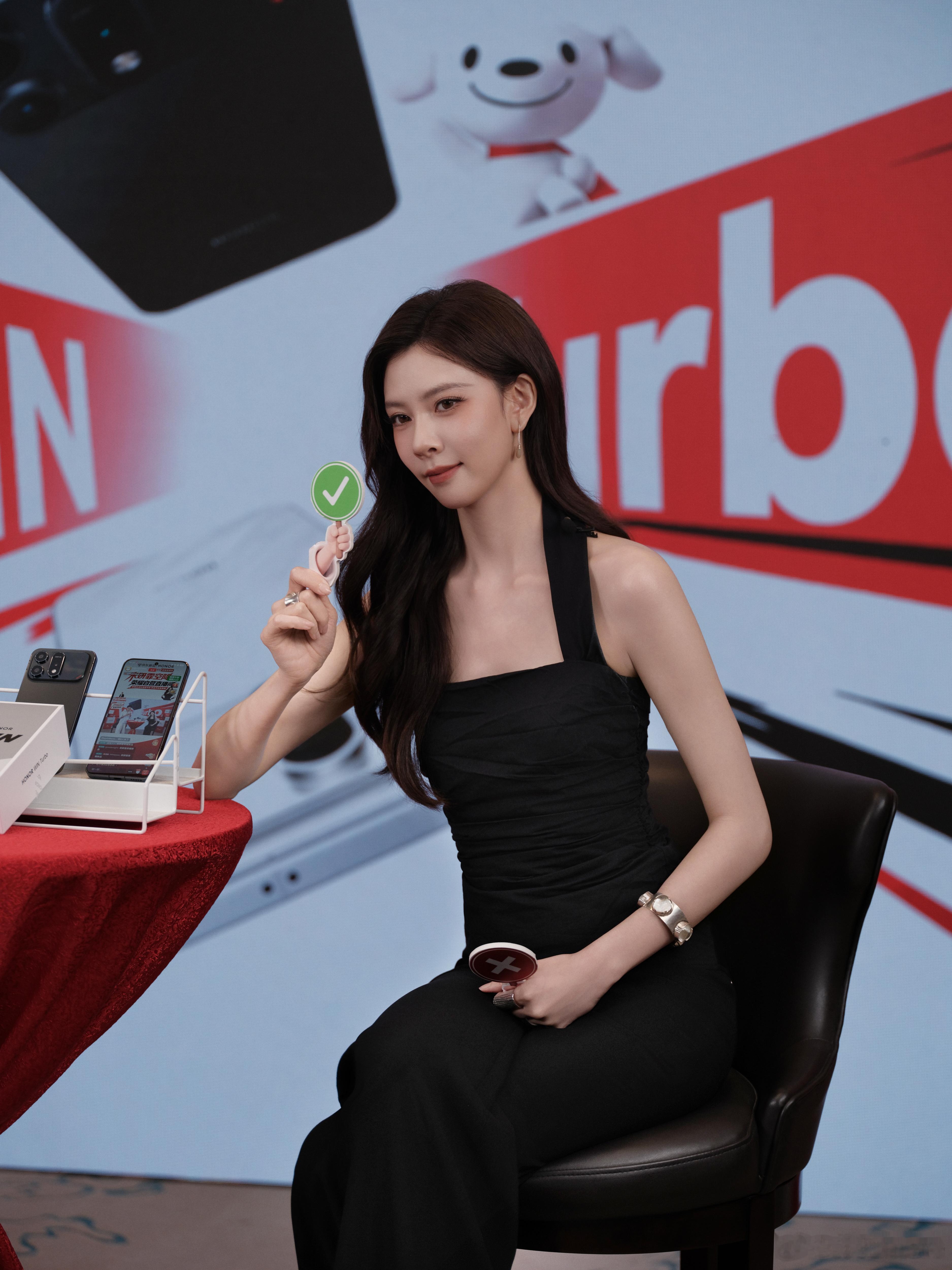 宋妍霏对手机三连Yes看了昨天荣耀WIN Turbo的直播，与宋妍霏深有共鸣。尤
