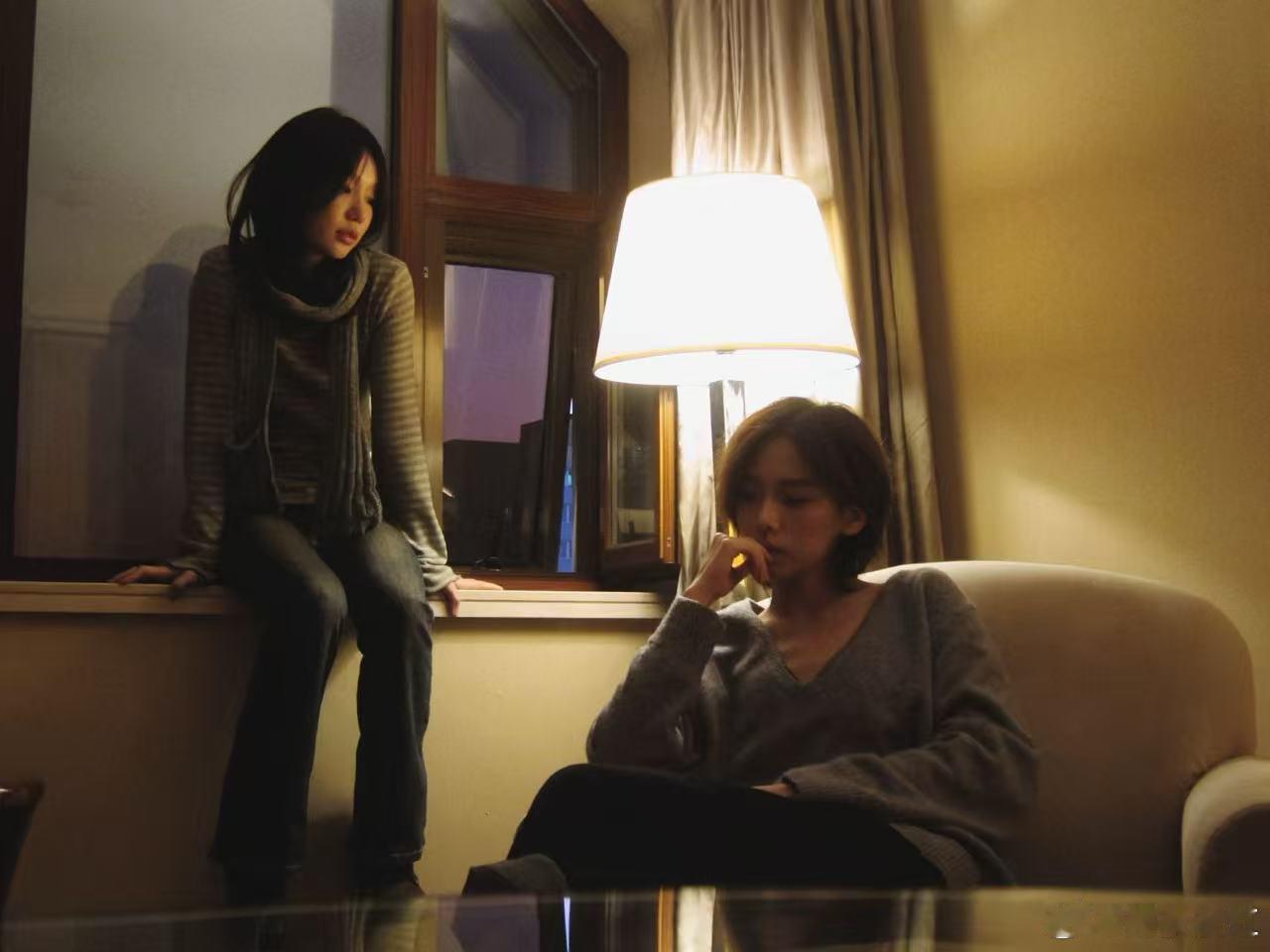 在徐梦洁王晓赟子写真看了段be 复古滤镜+双人破碎感，徐梦洁王晓赟子的BE感拍出