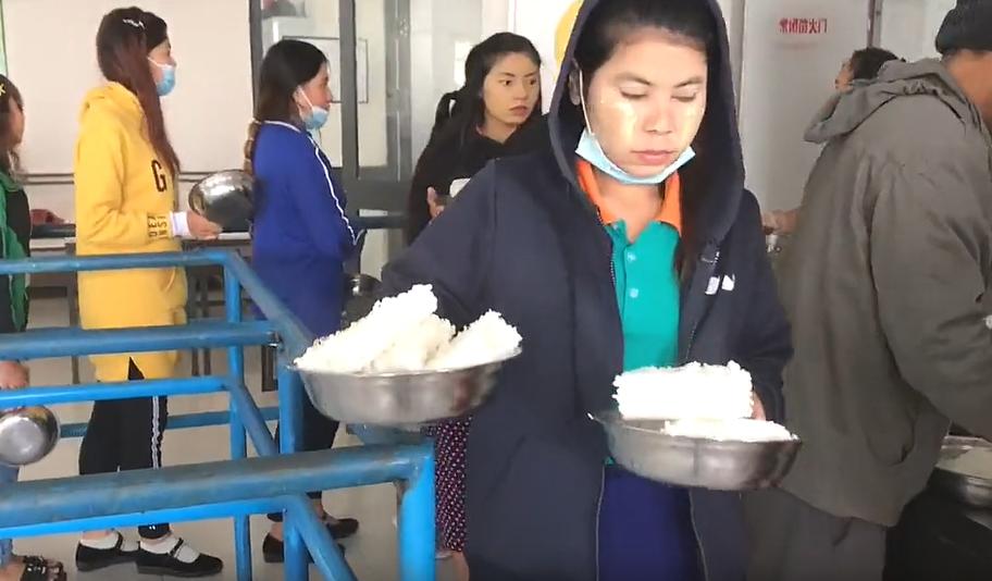 这缅甸女子自己吃一大盆米饭呀！

看到配图里的缅甸女子，在瑞丽市工厂吃米饭，想吃