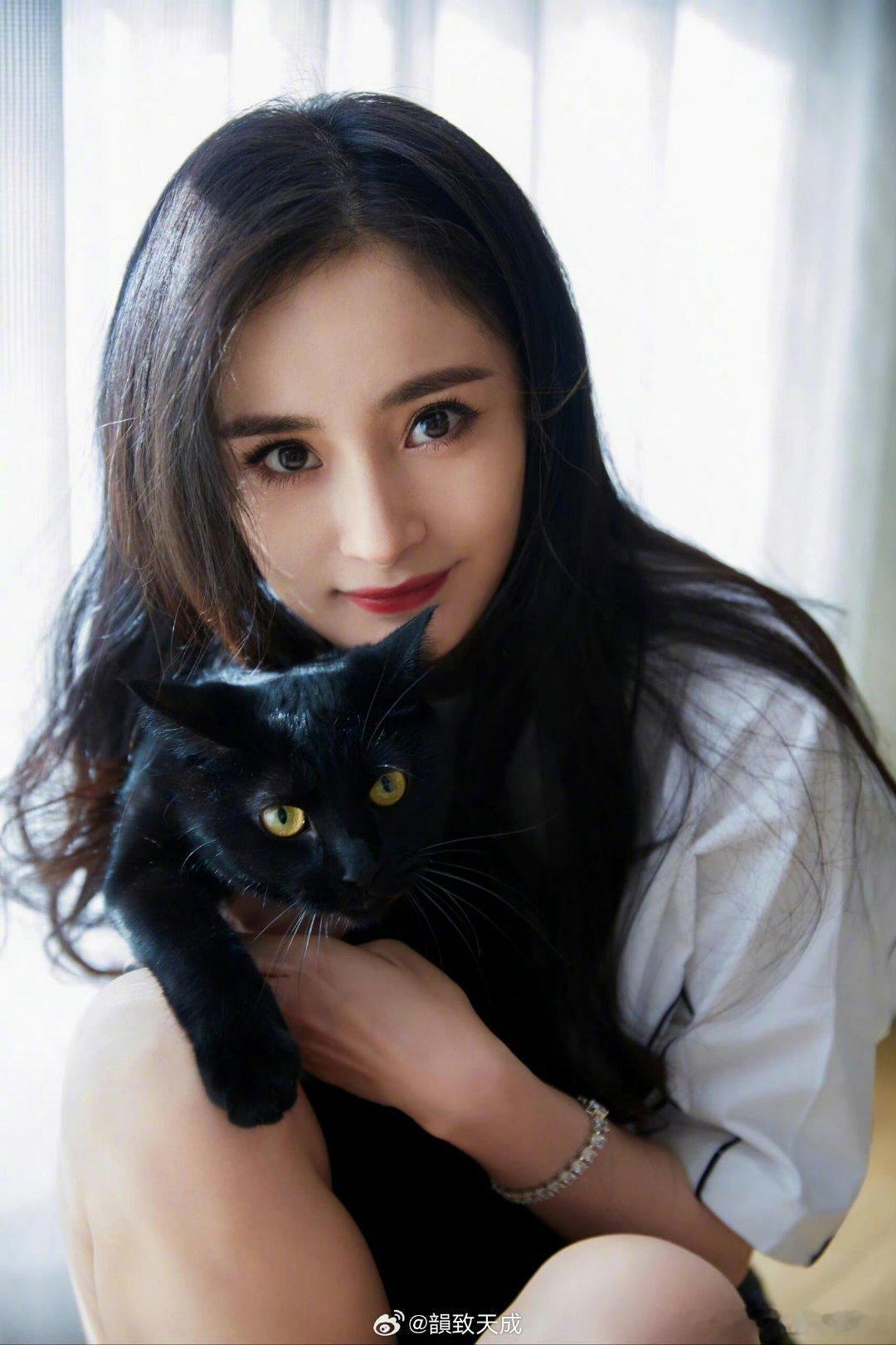 杨幂杨幂私下性格好鲜活荧幕上角色风格多变，私下的杨幂自带一身灵气，大方随性从不端