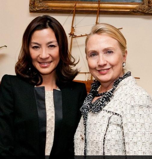 杨紫琼和希拉里合影，这样一看，杨紫琼气质很好呀。