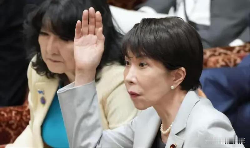 靠右翼姿态上台的高市早苗一路狂飙后，支持率首次跌破50%大关。
据日本时事通讯社