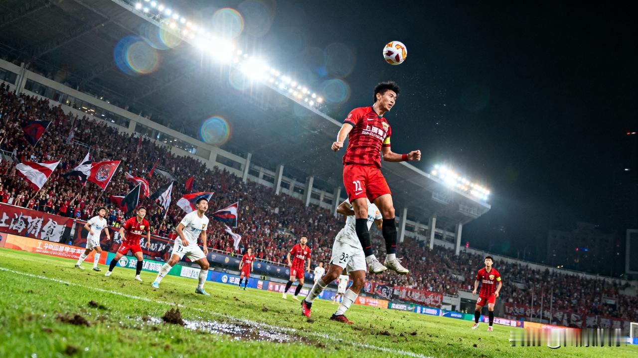 上海海港中超三连冠 11月22日，中超联赛第30轮比赛堪称一场盛宴！上海海港客场