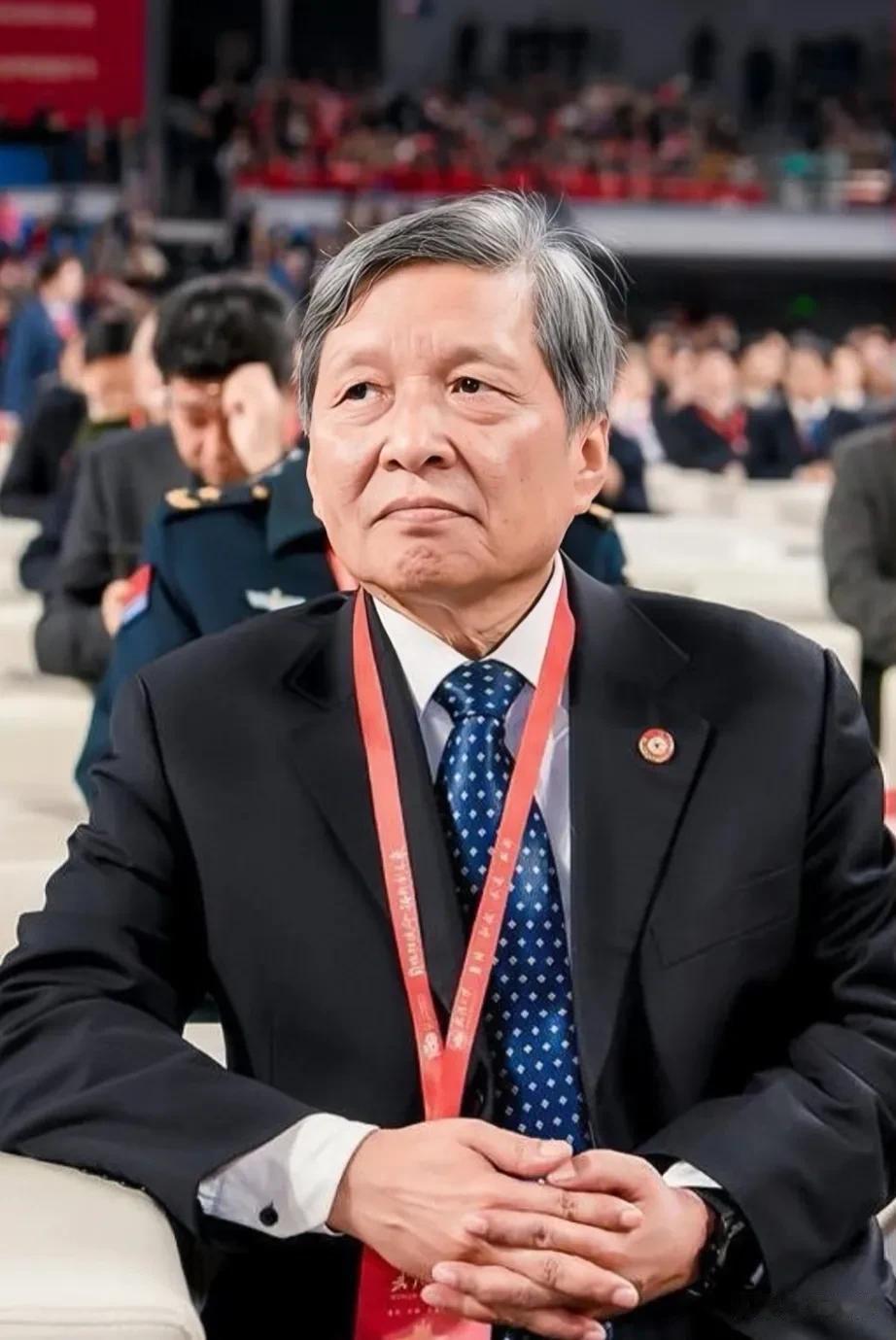 武大校庆，镜头再一次落到了王树国身上，斑白的头发，坚毅的眼神，这位校长似乎赢得了
