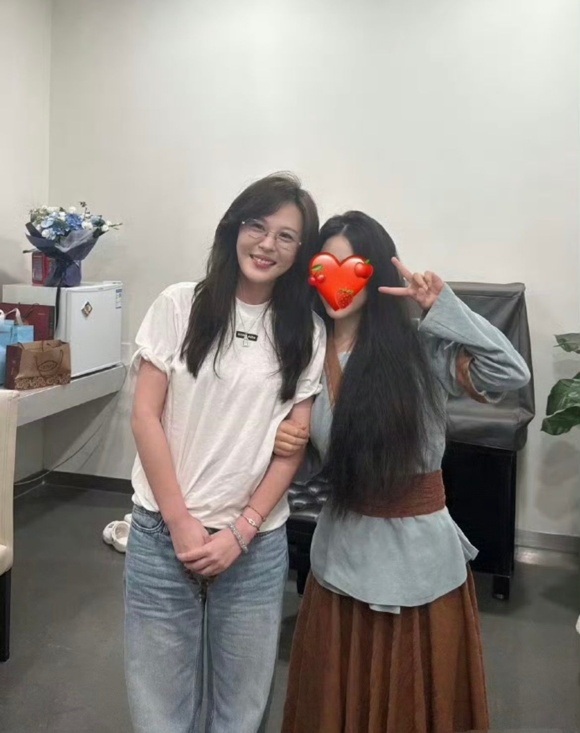 李金铭现身久违露面的李金铭，长发温婉灵动，私下穿搭简约松弛，童年回忆直接被狠狠唤