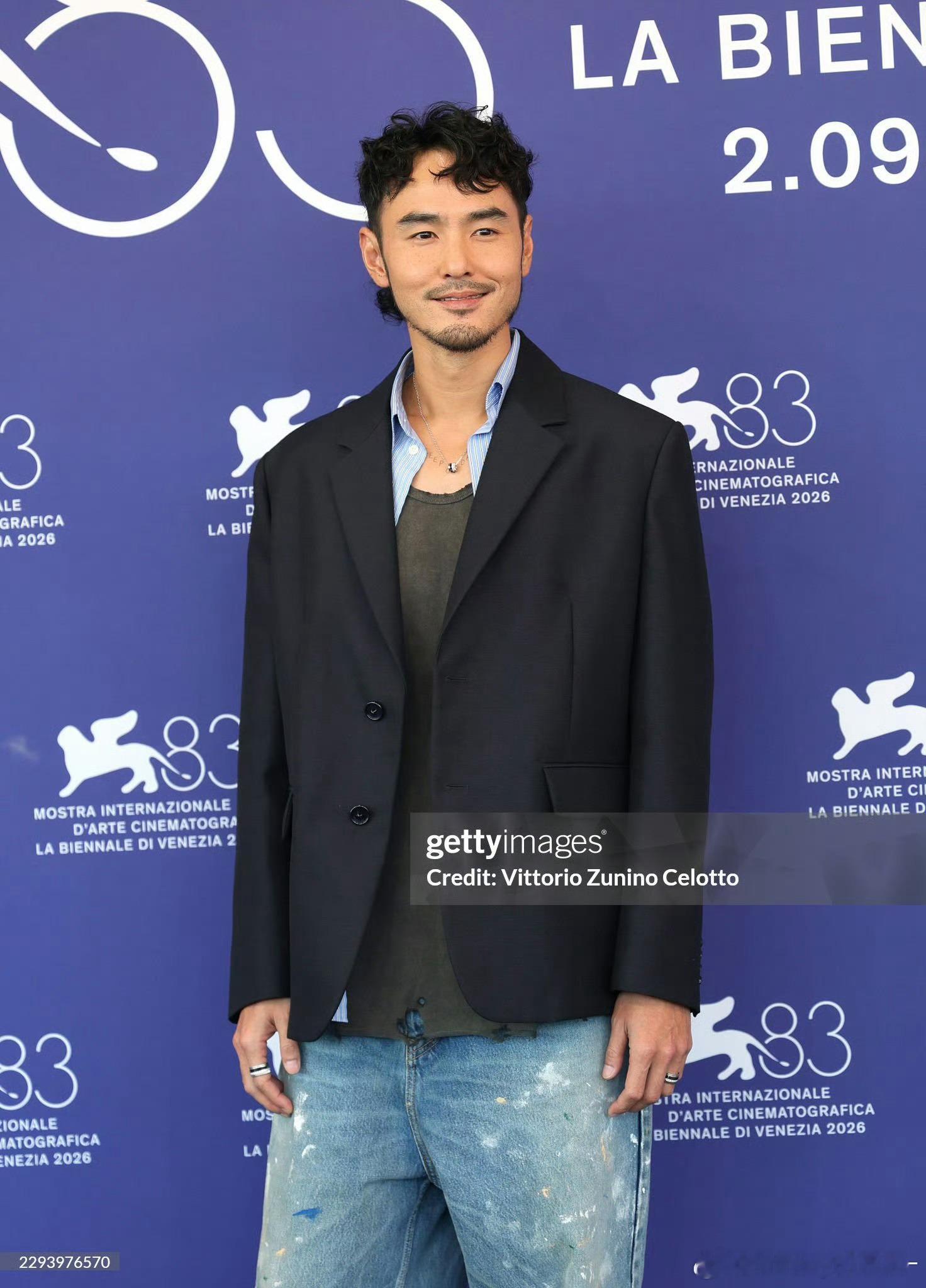 阮经天携新作《狂忘警探》亮相第83届威尼斯国际电影节。一身Balenciaga 