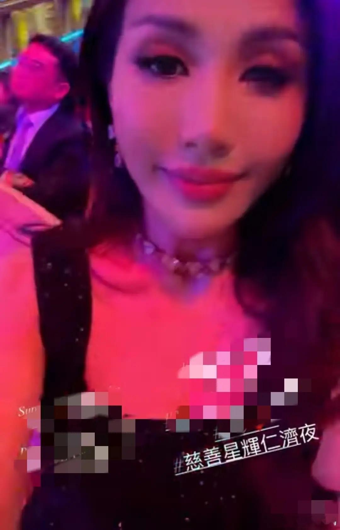 何超盈离不开P图了，参加慈善夜为变美拼命P图，下巴太尖像瓷娃娃！ 