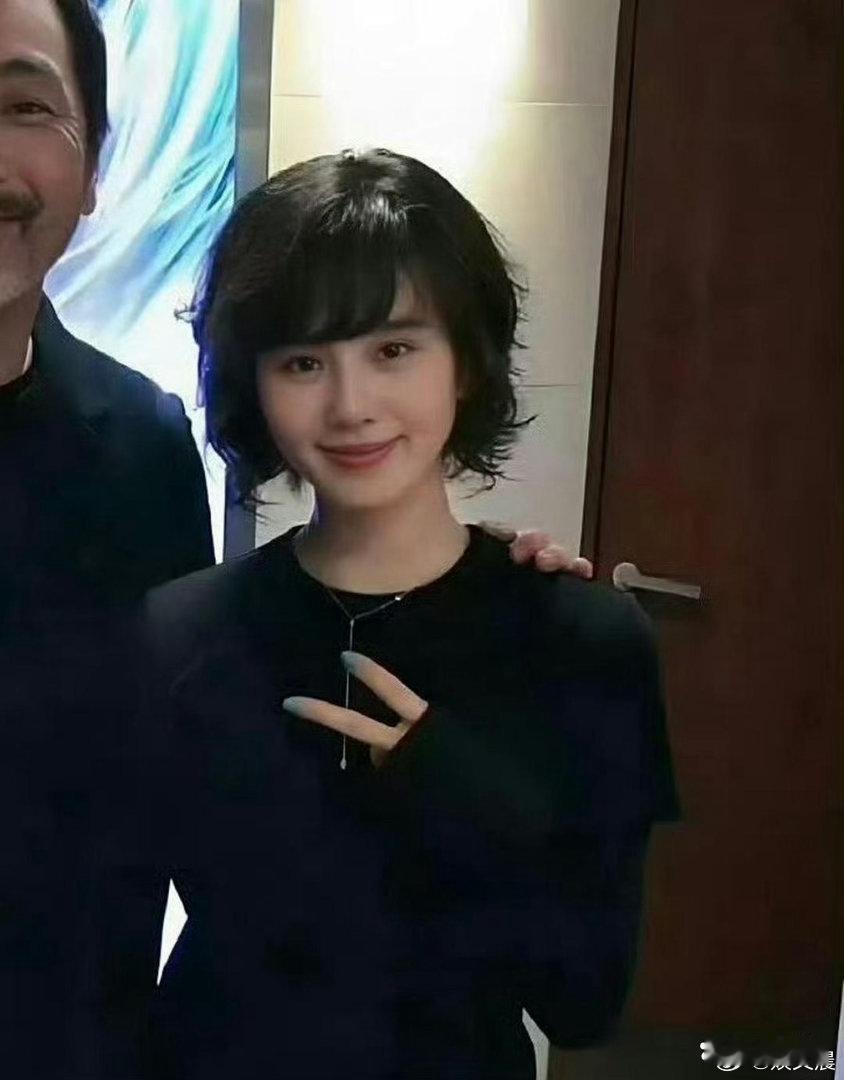 刘诗诗这款发型很挑人，换做普通人很难驾驭得住，也只有她的颜值才能够完美撑起来。 