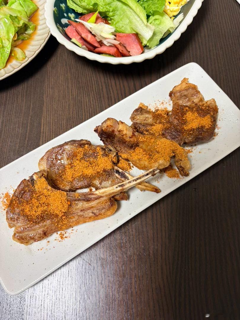 晚饭：清炒包头菜、炒蛋生菜火腿肠拼盘、烤羊排、玉米粑粑简单吃饭 ​​​
