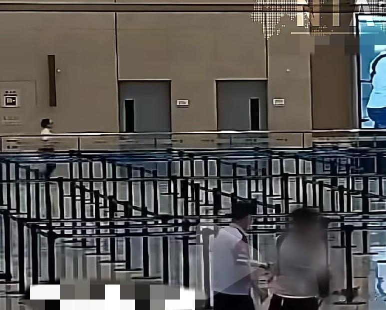 8月12日，浙江边检总站杭州边检站，民警执勤时发现一名少年计划独自出境，前往泰国