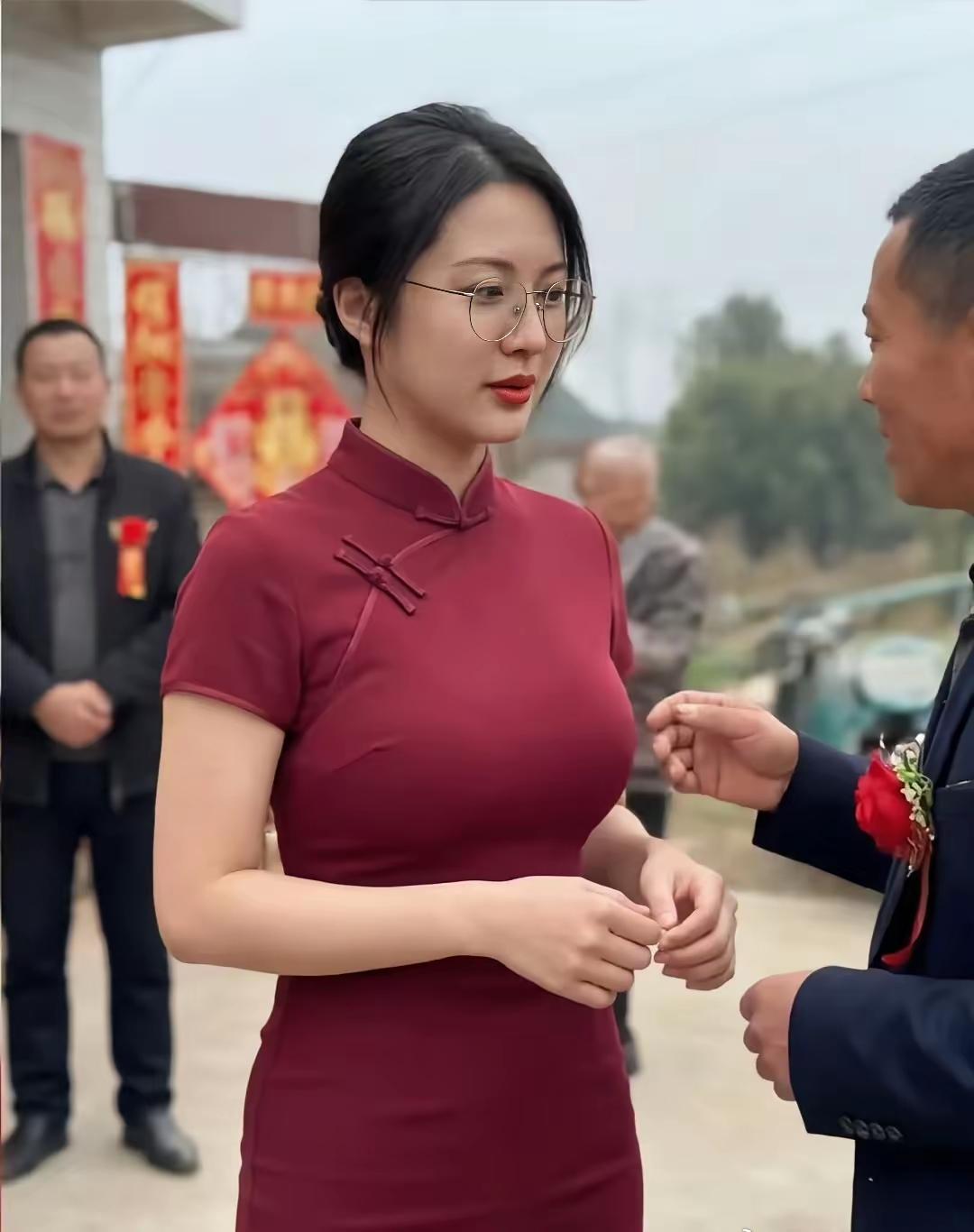 婚礼现场，新娘子穿红色旗袍。