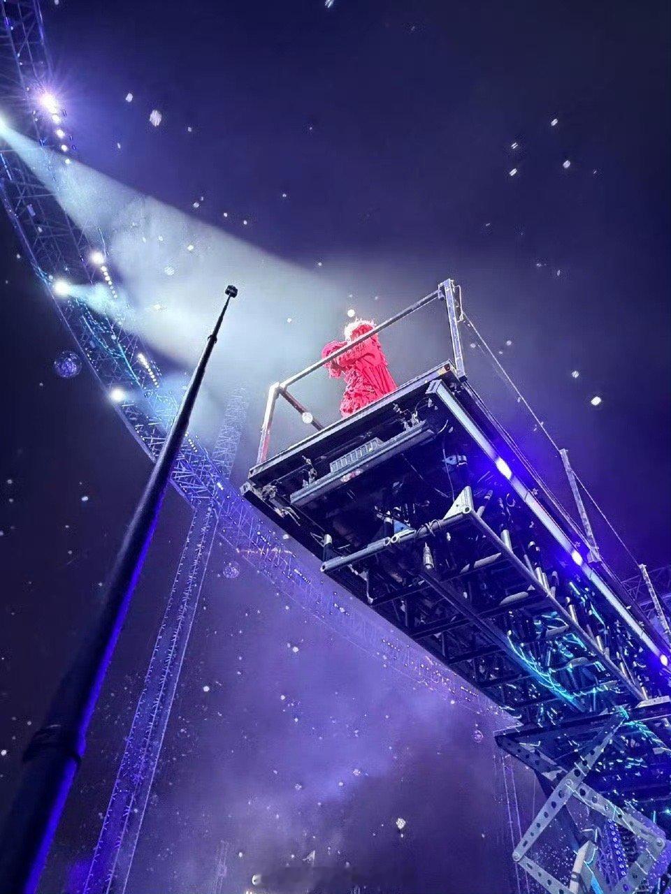 华晨宇20米高空站桩直播 创意与胆识的完美结合！20米高空手持摄像机一镜到底，边