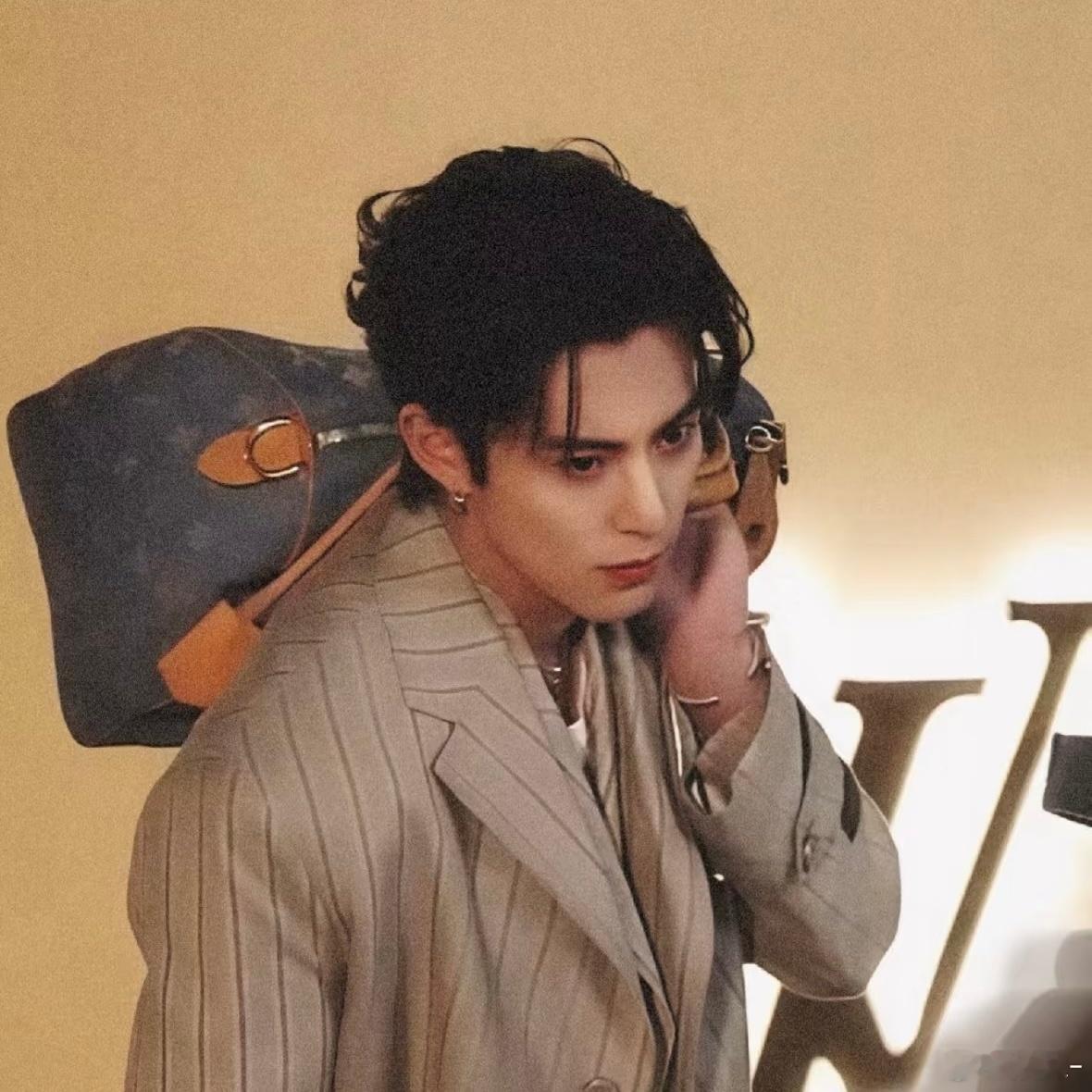 王鹤棣又一次权威了 