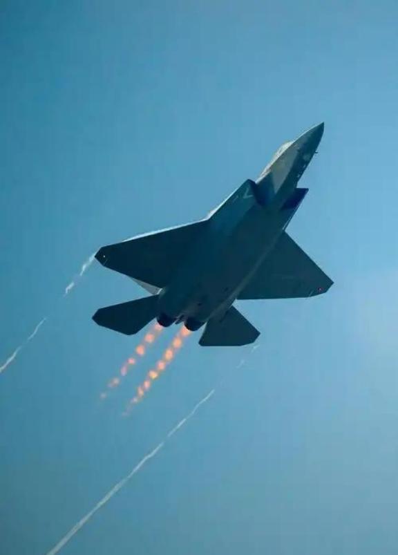 任何一个国家的四代机都可以击落中国的五代机歼20，而美国不但找到了歼20的弱点，