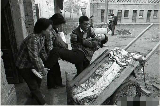90年代初，身处陕西临潼农村的一位女性，刚刚接受完绝育手术，她面容因痛苦而扭曲，