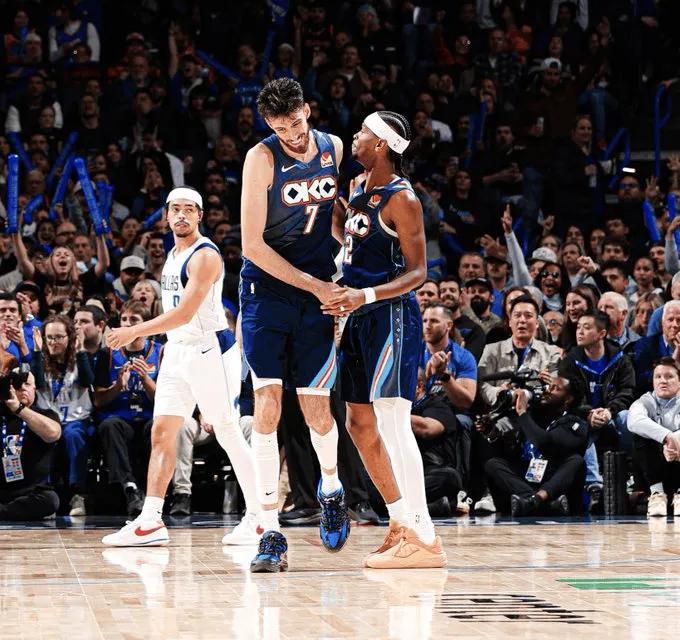 半夜盯着比分，心里又激动又忐忑。
雷霆23胜1负，像是全村小伙儿一起打了鸡血。