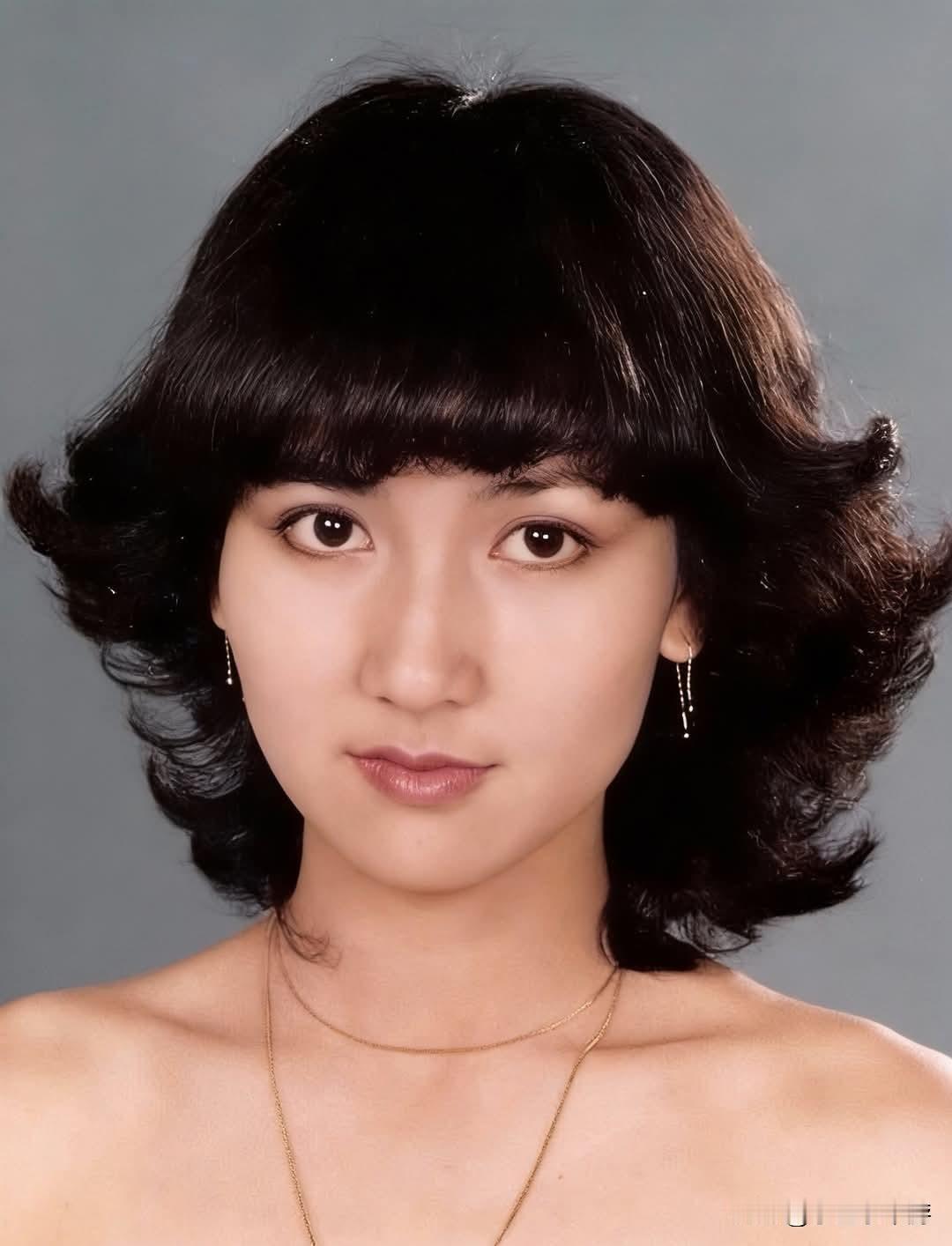 中国香港艺人陈美琪年轻时以清纯脱俗的气质和精致五官闻名，被誉为演艺圈的“才女花旦