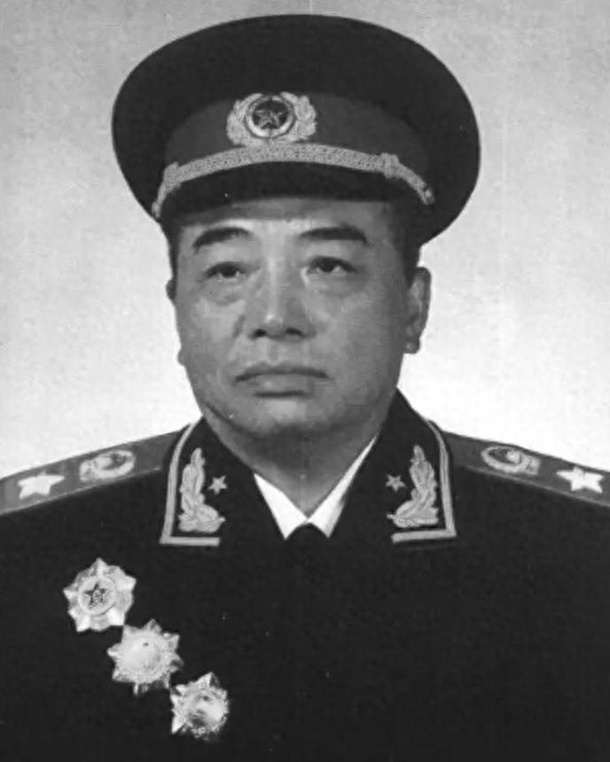 1965年，彭德怀一边抽烟，一边固执地对毛泽东说道：“我还是回乡当我的农民好，你