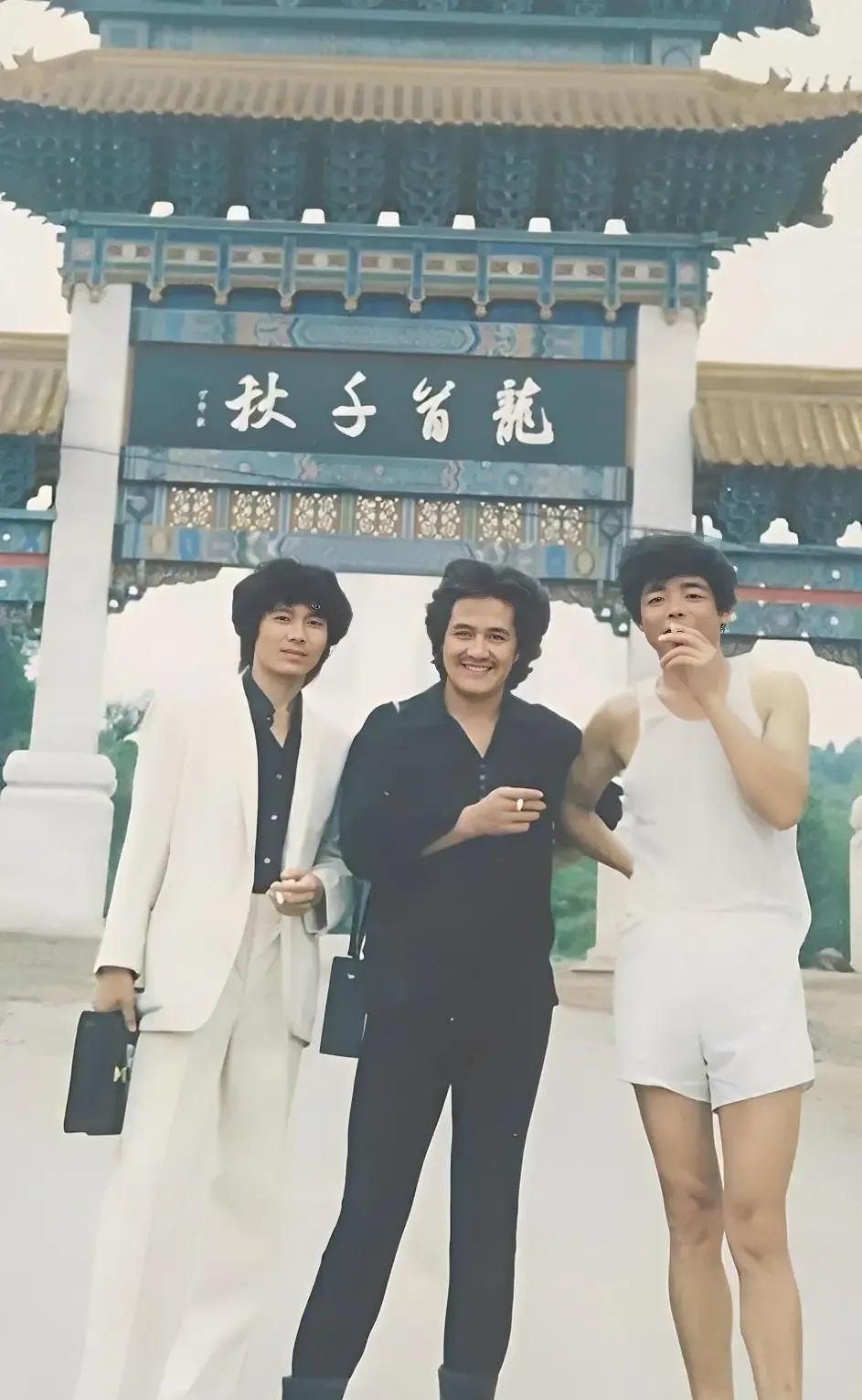 1982年，赵本山当时还年轻的他，和几位好友一起决定前往位于辽宁省的铁岭龙首山公