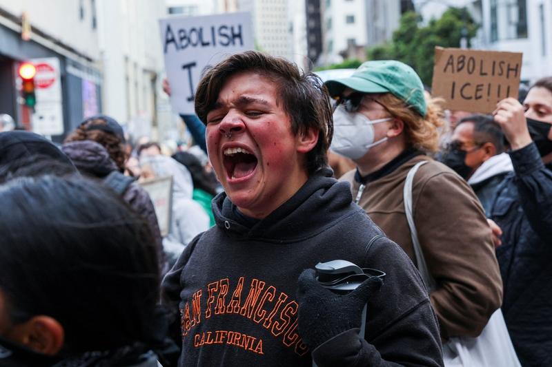 美国民众街头抗议如同战场 美国这局势乱得简直没边了，明尼阿波利斯街头抗议如同战场