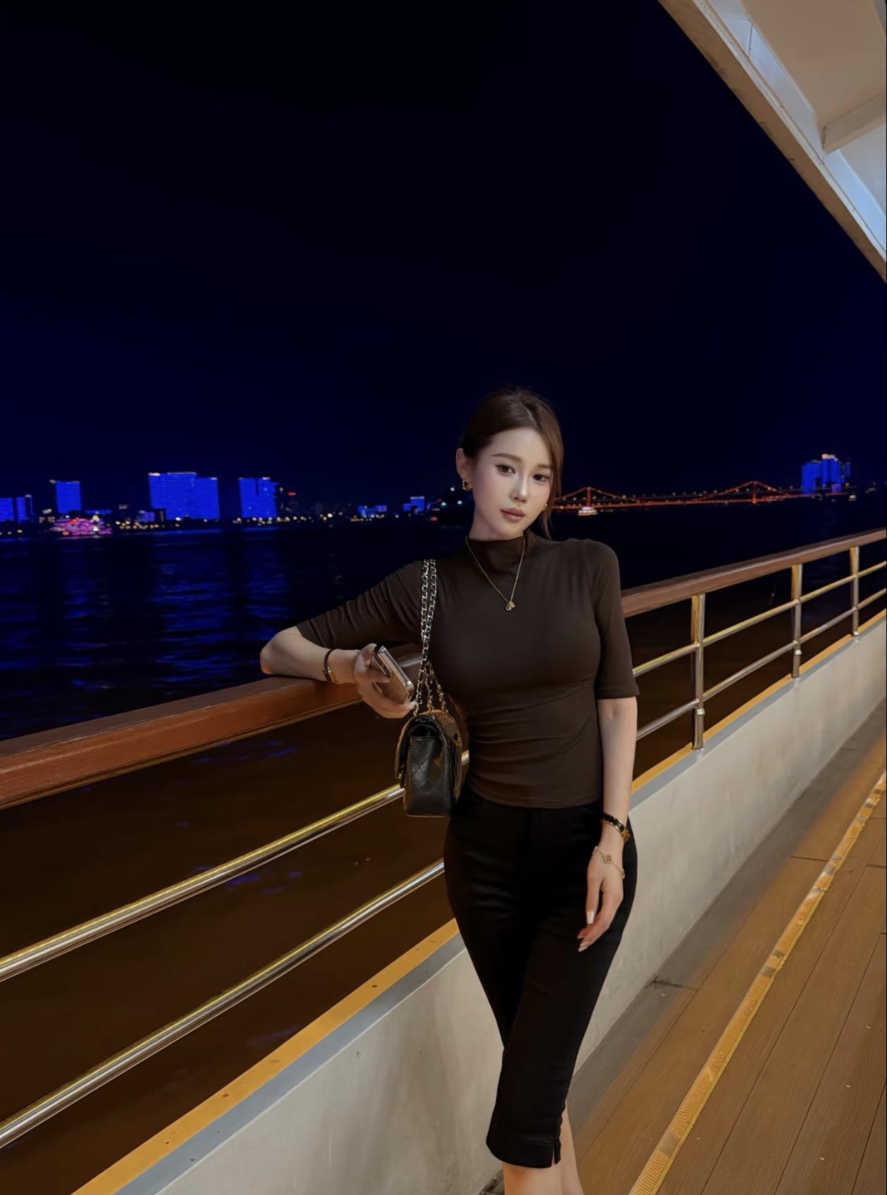 月色如水，美人倚栏