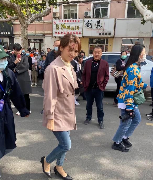 街上偶遇刘涛。这是真实的刘涛，没有一点化妆，美颜，走在街上，跟普通的女人一样，而