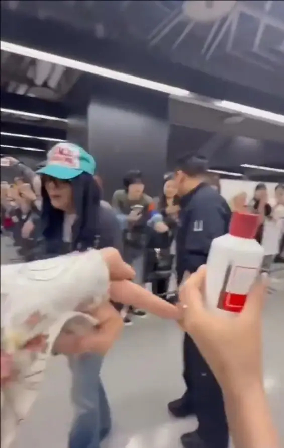 权志龙拒收粉丝送的茅台 看到礼物后捂脸大笑  近日，权志龙在日本举办演唱会，在演