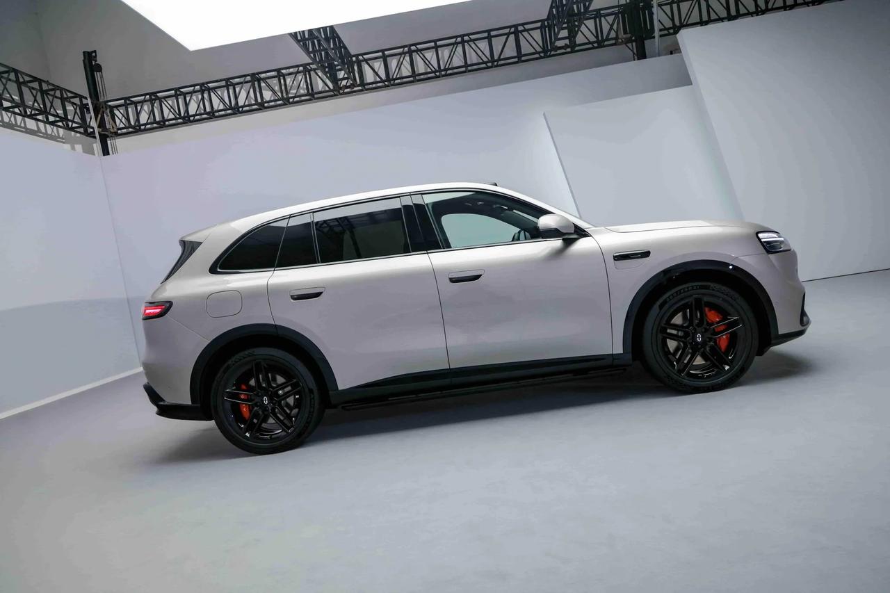 在当前新能源汽车市场竞争愈发激烈的情况下，问界M6作为面向年轻市场的“新锐王牌”