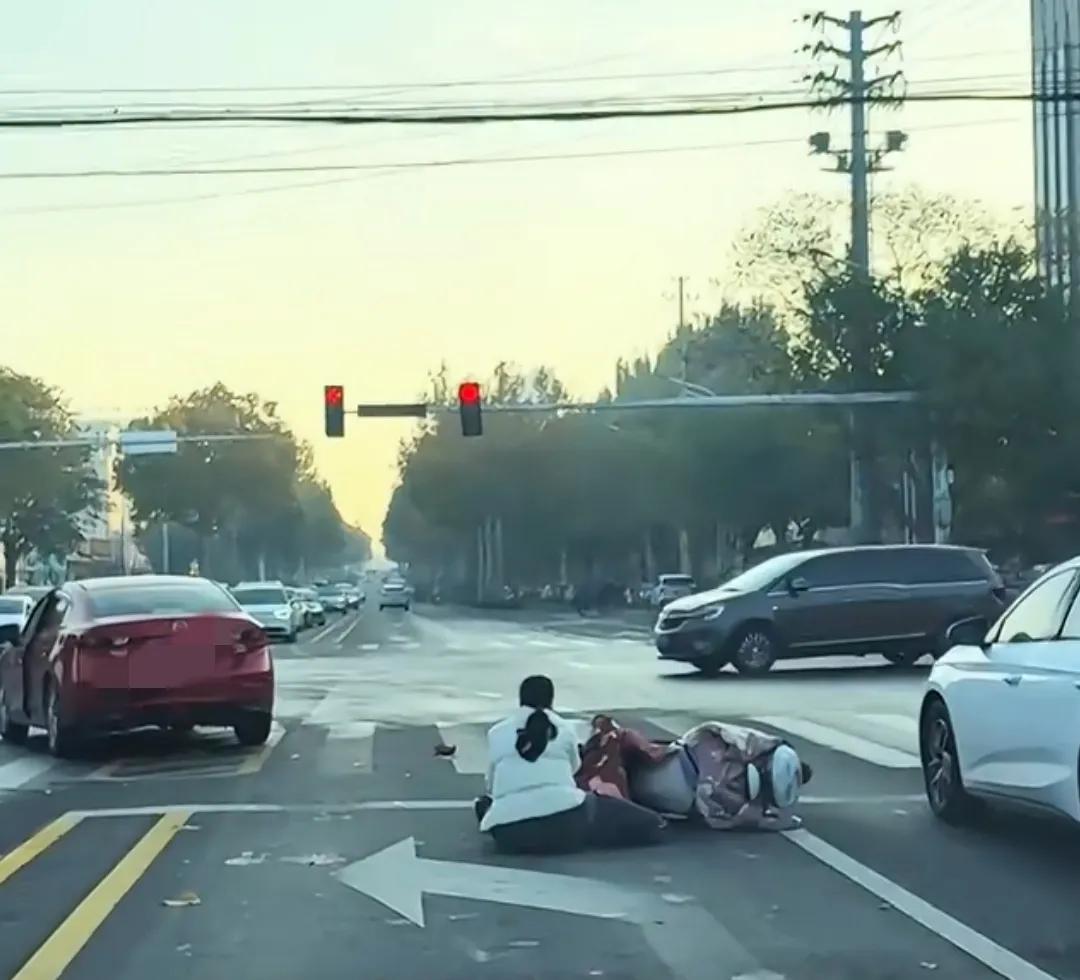 这起事故，难住了不少开车的朋友，这种情况一旦走不对，等待我们的就是罚款扣分了！车