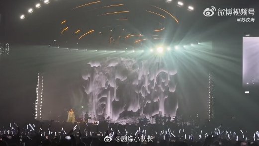 海来阿木巡演大合唱氛围拉满 青岛站现场氛围热烈非凡！海来阿木用歌声征服所有听众，