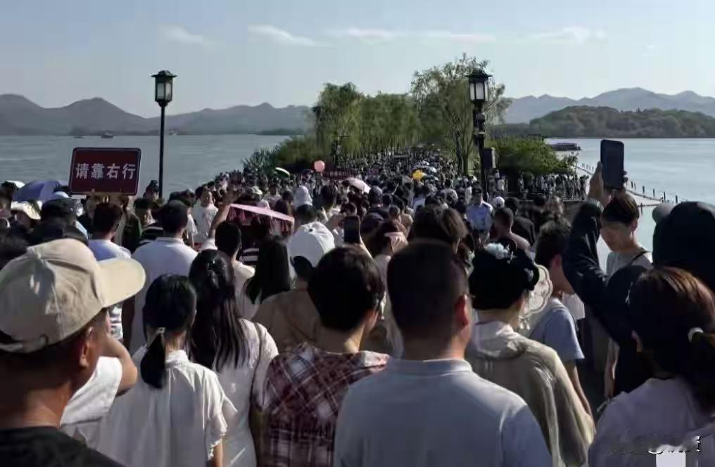 景区离大门几公里？逼着坐车圈地收钱，旅游乱象真没人管管吗？

网友评论：
9月份