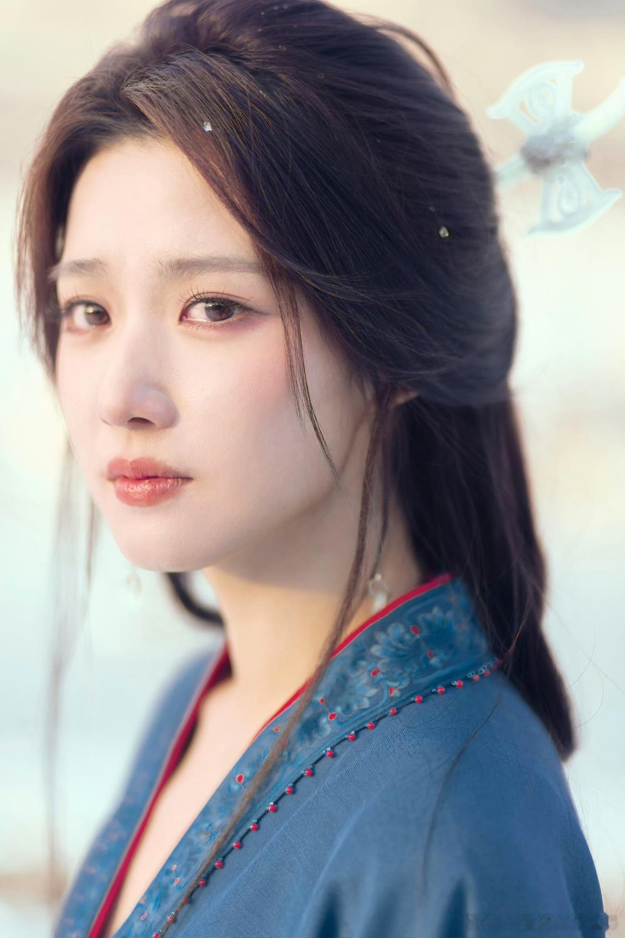 卢昱晓这两张营业照拍得和她以往形象差异还蛮大的。 