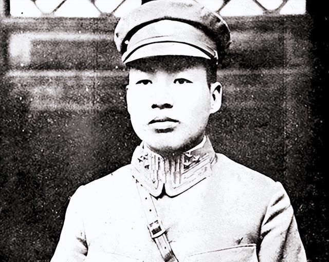 1949年，国军上将潘文华决定起义，却发现七姨太是特务，为了不打草惊蛇，他对七姨