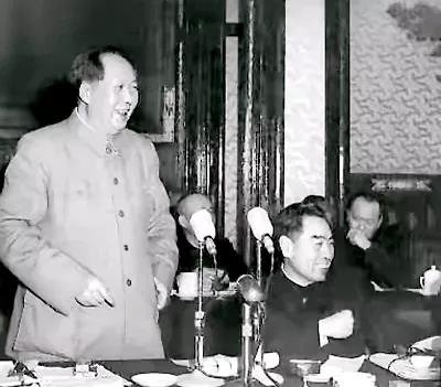 珍藏版历史照片。
这是毛主席在1956年，关于知识分子问题会议上，发表讲话时留下