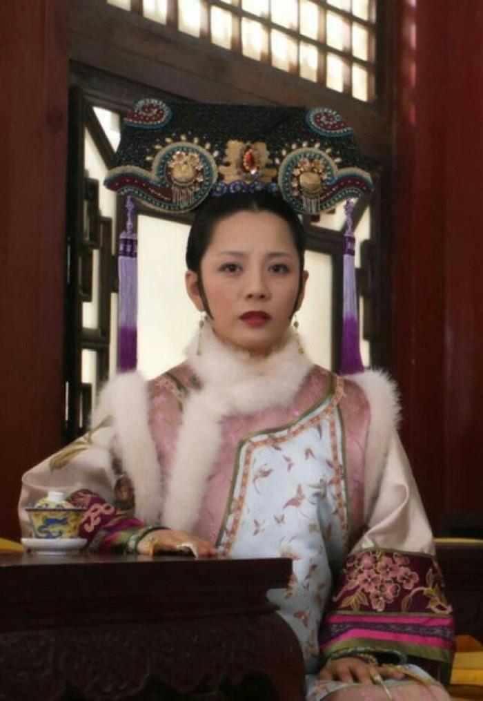 敬妃似乎是所有妃子里最爱告状的，跟祺贵人明着告不一样，她是每次跑到皇帝面前蛐蛐的