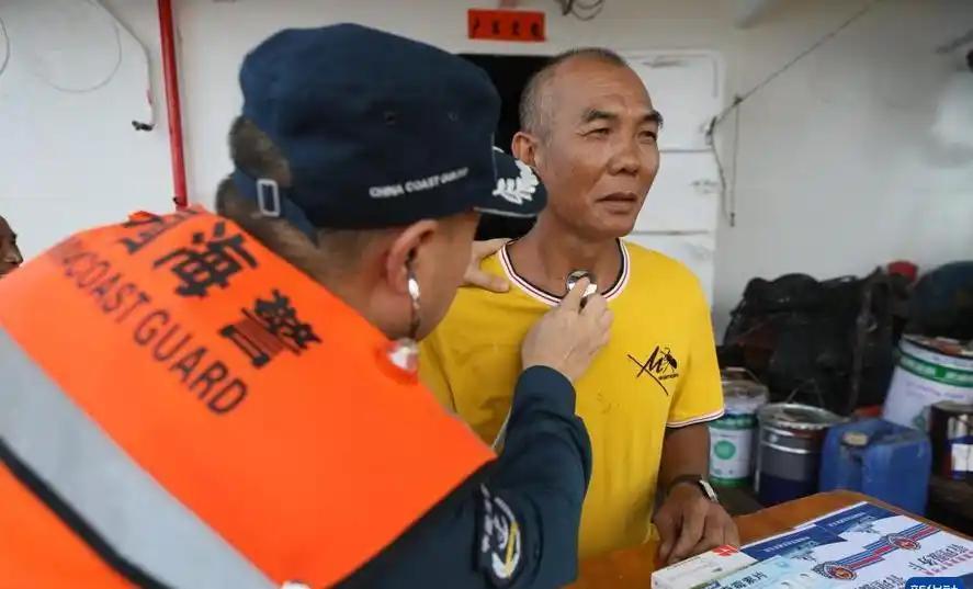菲律宾这回真的要彻底傻眼了！在所有人以为中国要硬拖走那艘破船时，咱们却停手了，而