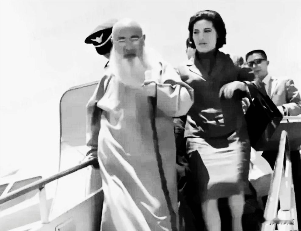 1970年6月15日国画大师张大千及夫人徐雯波抵达台北，参加即将举行的中国古画书