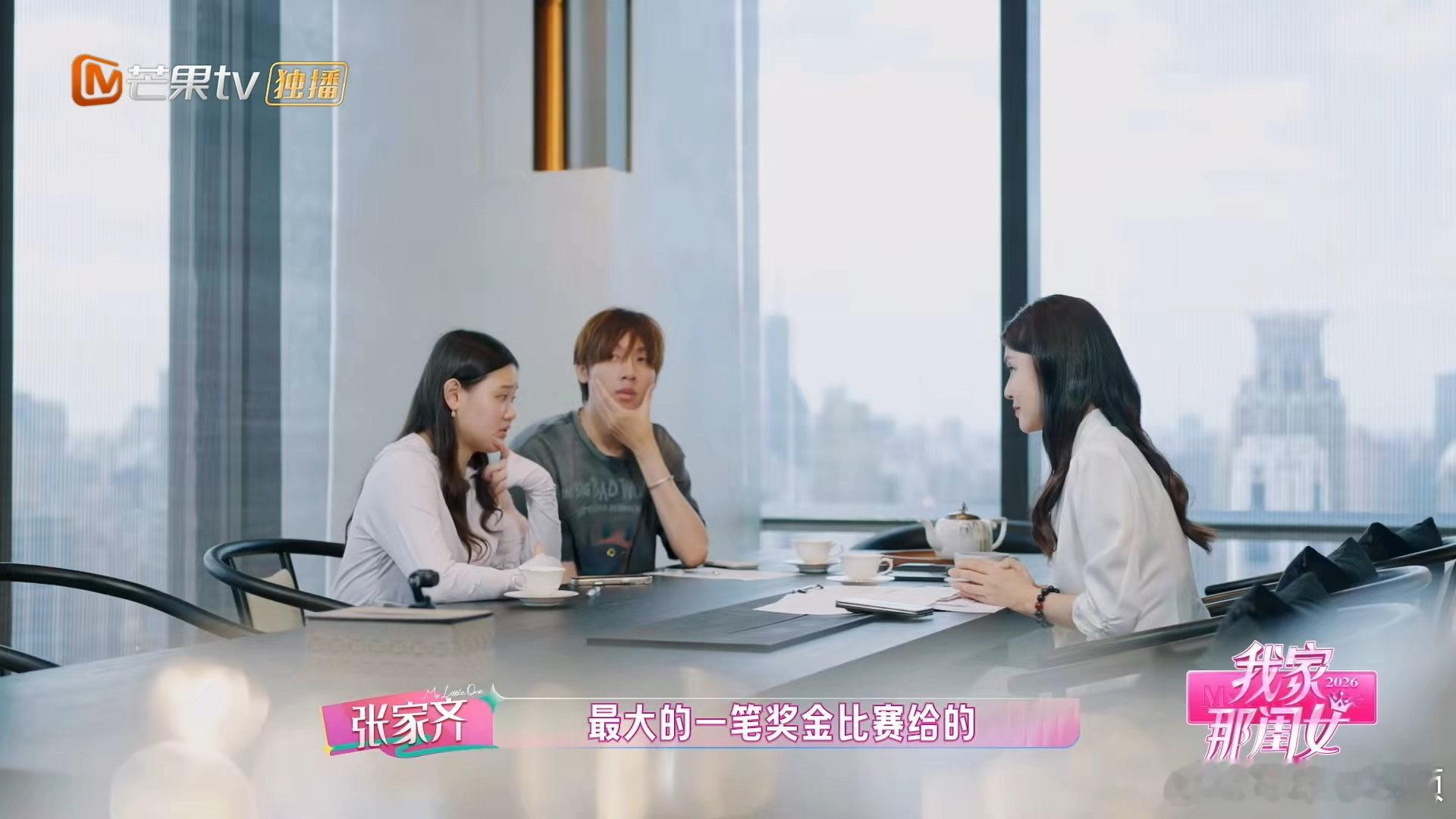 张家齐女孩你顶天又立地我家那闺女旁人惊叹这份年少的成绩，却很少看见泳池里反复练习