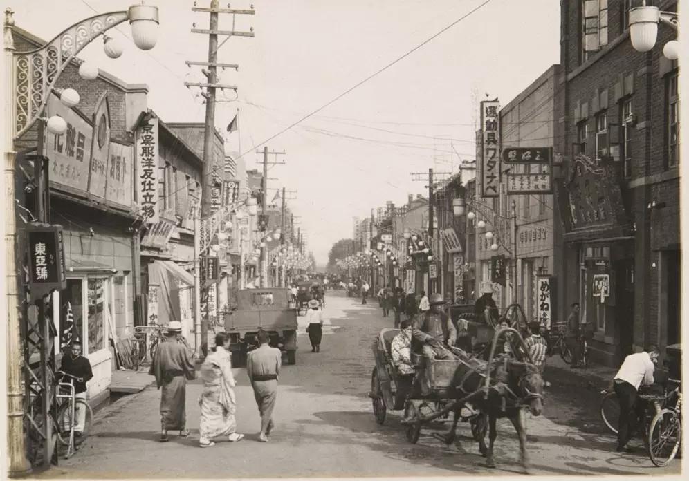 说日本统治下的长春城市规划大气，按国都规模设计，街道比其他城市都宽。计划打造成第