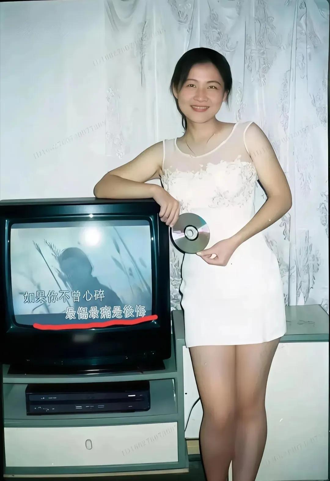 不懂就问，这老电视里播放的是哪首歌？